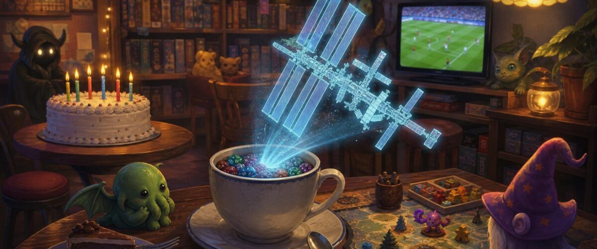 In einem schummrigen Spielecafé versinkt ein leuchtendes ISS-Modell in einer Kaffeetasse voller bunter Würfel, während ein namenloser Geburtstagskuchen auf einem Nebentisch steht und ein kleiner Fernseher ein unidentifizierbares Fußballspiel flimmert.